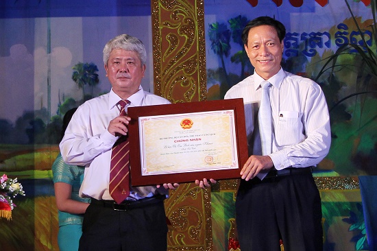 Trà Vinh đón nhận bằng công nhận di sản văn hóa phi vật thể cấp quốc gia Lễ hội Ok - Om - Bok