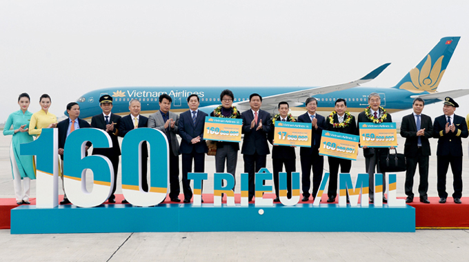 Vietnam Airlines tổ chức lễ đón hành khách thứ 160 triệu trong 20 năm thành lập và hành khách thứ 17 triệu của năm 2015