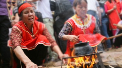 Thi Cam villagers take part in traditional rice cooking contest