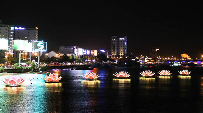 Thắp sáng 7 đóa sen trên sông Hàn TP. Đà Nẵng