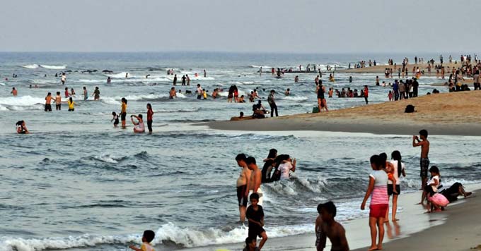 Bãi biển Thuận An thu hút du khách mùa nắng nóng