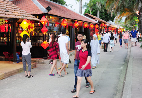 Hơn 600 nghìn lượt khách du lịch đến Huế trong 4 tháng đầu năm 2015