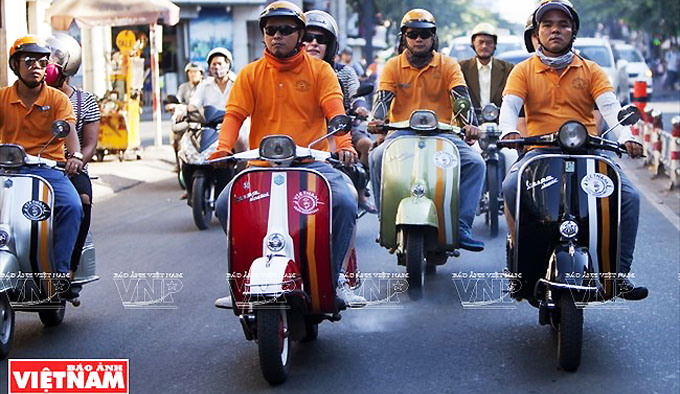 Tour du lịch khám phá thành phố Hồ Chí Minh bằng xe Vespa