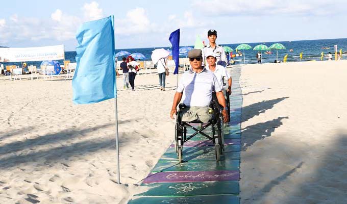Đà Nẵng mở lối đi riêng ra biển cho người khuyết tật