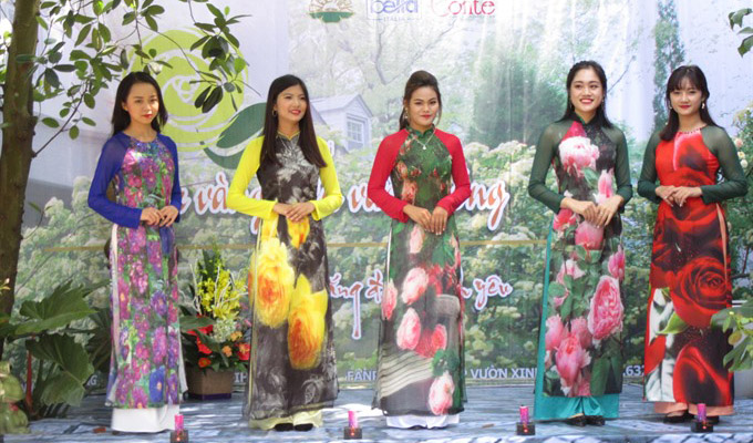 First rose festival held in Ha Noi