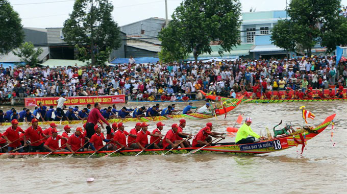 Over 500 Khmer race boats at Ooc Om Boc Festival