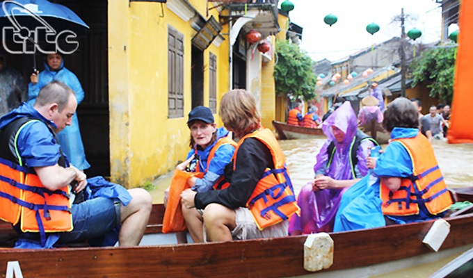 Đoàn công tác Tổng cục Du lịch tiếp tục thị sát tình hình mưa lũ tại Hội An