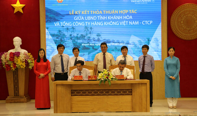 Khánh Hòa và Tổng công ty Hàng không Việt Nam bắt tay hợp tác phát triển du lịch