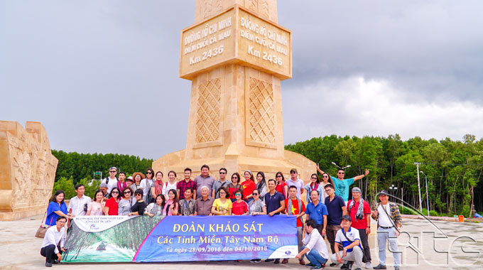 VNAT organizes famtrip to explore tourism products in Southwestern region