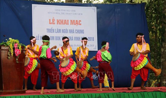 Les Khmers de la province de Tra Vinh célèbrent la fête Ok Om Bok