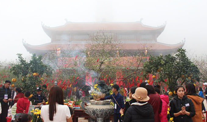 Hàng vạn người lên núi cầu trí tuệ đầu Xuân ở Nghệ An
