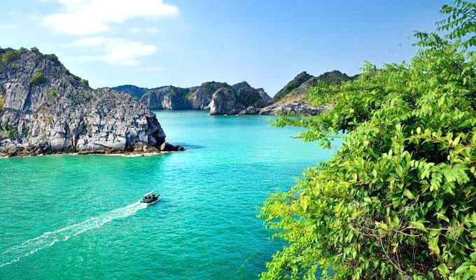 US travel site urges tourists to explore Viet Nam's two most beautiful beaches 