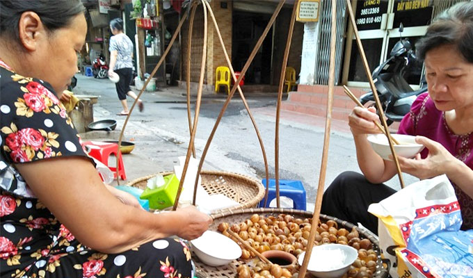 Chill this summer with Ha Noi specialty: cold snail noodles