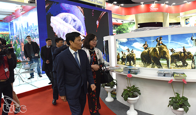 Bộ trưởng Bộ VHTTDL Nguyễn Ngọc Thiện thăm các gian hàng tại Hội chợ Du lịch TRAVEX 2019