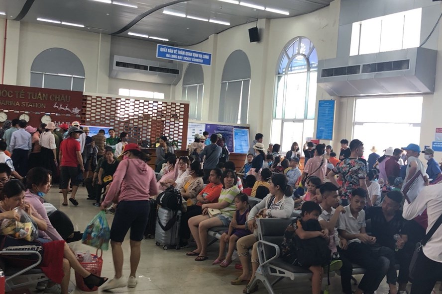 Quảng Ninh: Gần 17.000 khách thăm vịnh Hạ Long/ngày - Bằng mức cao điểm trước dịch