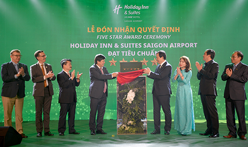 Holiday Inn & Suites Saigon Airport nhận Quyết định khách sạn đạt tiêu chuẩn 5 sao