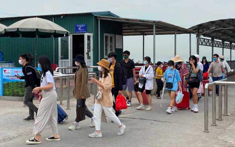 Quảng Ninh đón gần 300 nghìn lượt khách du lịch dịp 30-4 và 1-5
