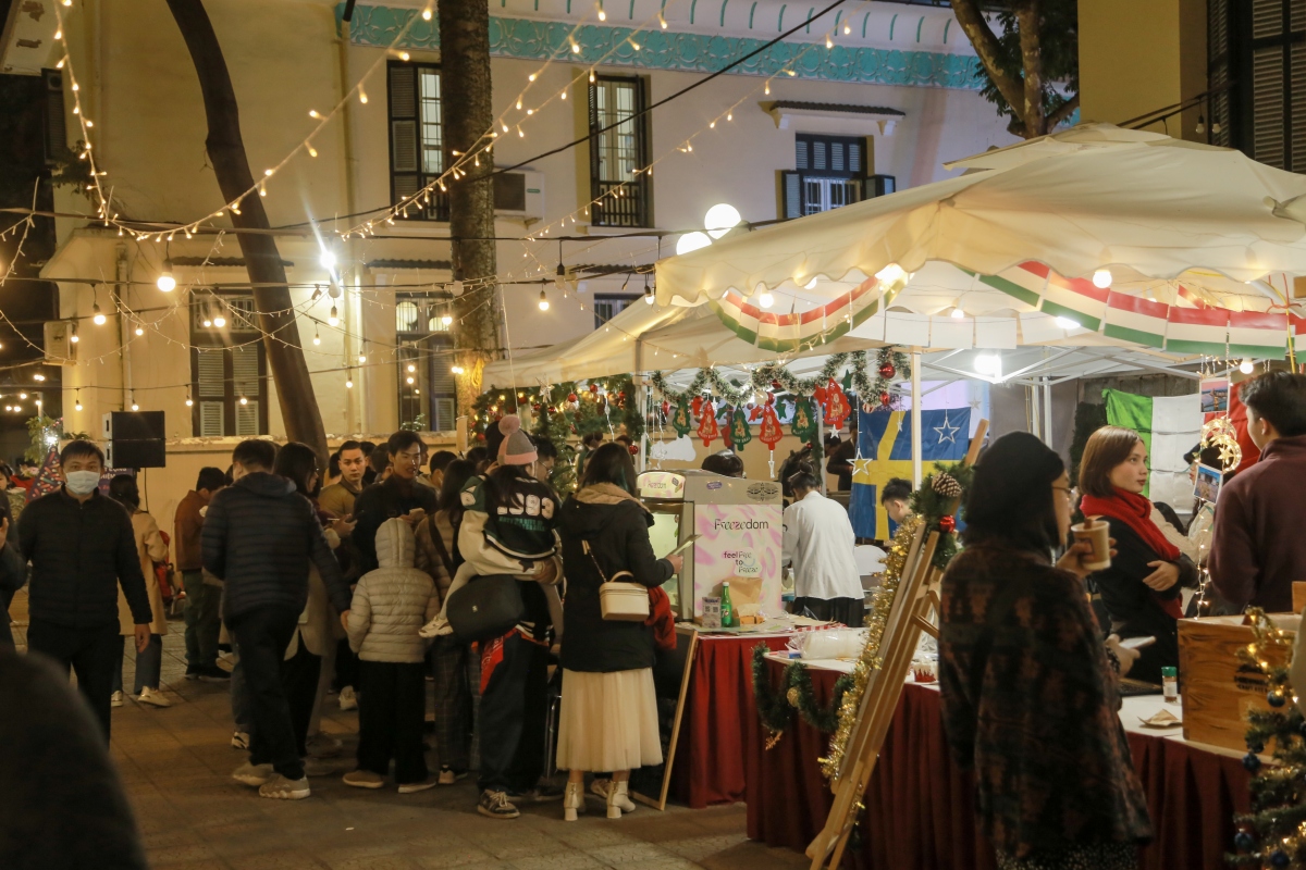 Hội chợ Giáng sinh đậm chất châu Âu giữa lòng Hà Nội