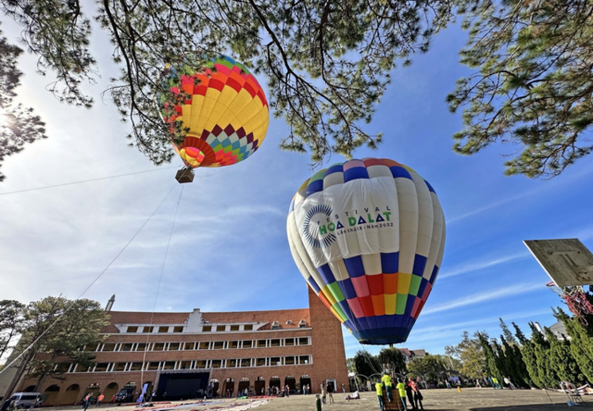Hot air balloons debut in skies above Da Lat City