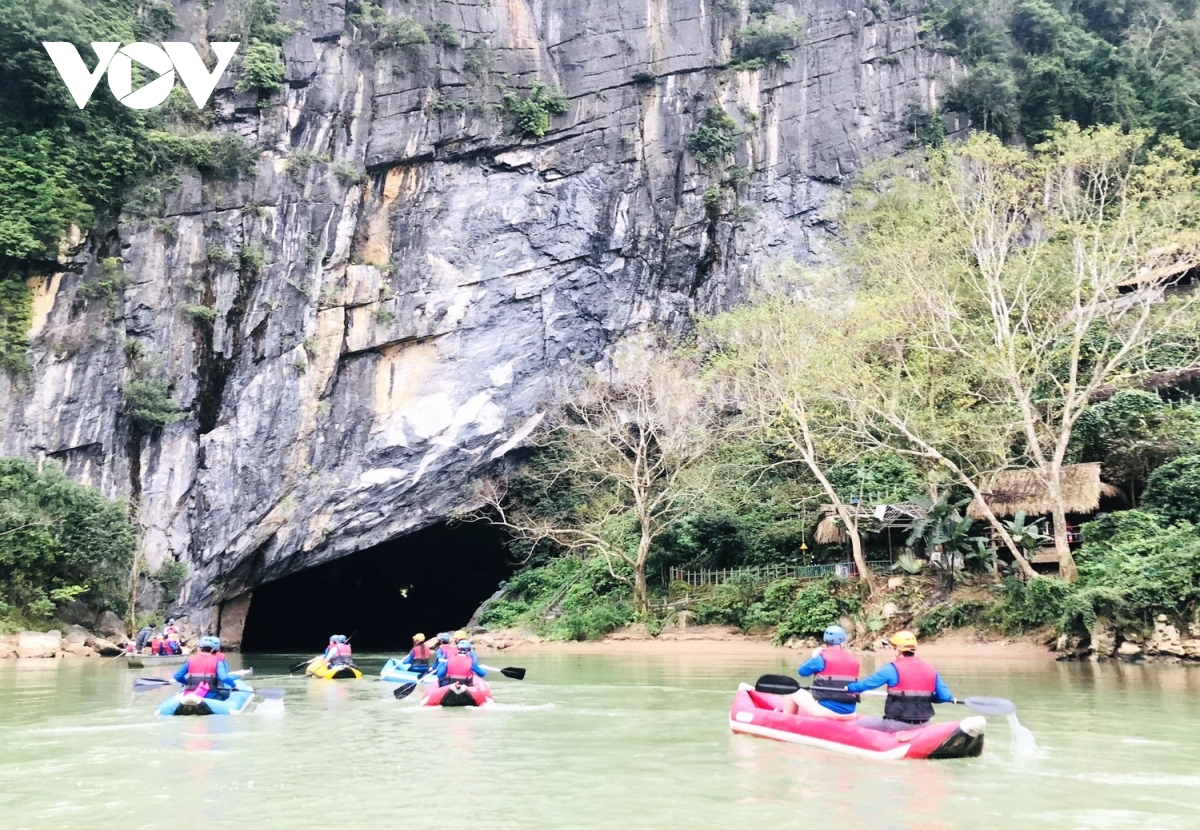 Quang Binh attracts tourists through exploration tours