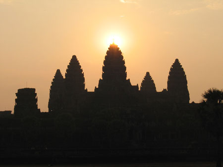 Đón bình minh trên đỉnh đền Angkor Wat vào ngày 21/3