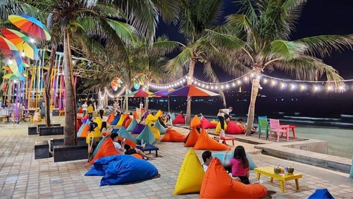 Đà Nẵng thắp sáng bãi biển vào ban đêm phục vụ khách du lịch