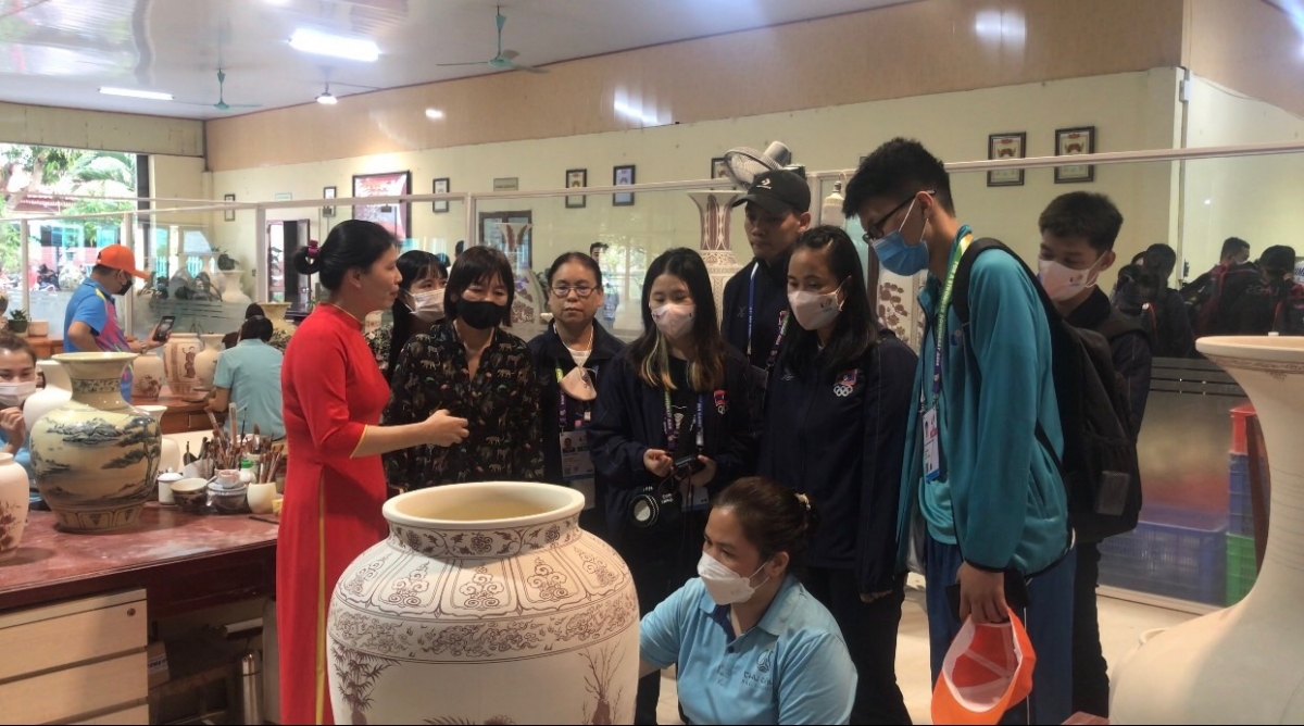 Foreign athletes, coaches join tours to discover Hai Duong