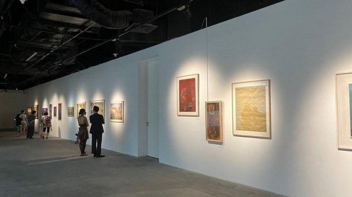 Exhibition highlights fine art works from silk