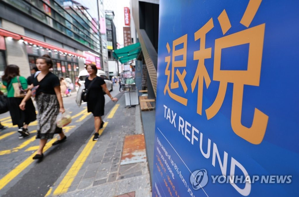 Hàn Quốc xem xét tăng giới hạn hoàn thuế cho du khách nước ngoài