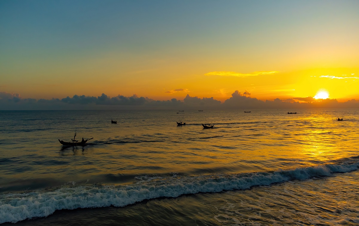 Picturesque beauty of Phu Hai fishing village (Thua Thien Hue) at dawn