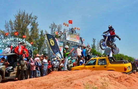 Gorgeous off-road car and motorcycle racing expected to be “exploded” at Bau Trang tourist area (Binh Thuan)
