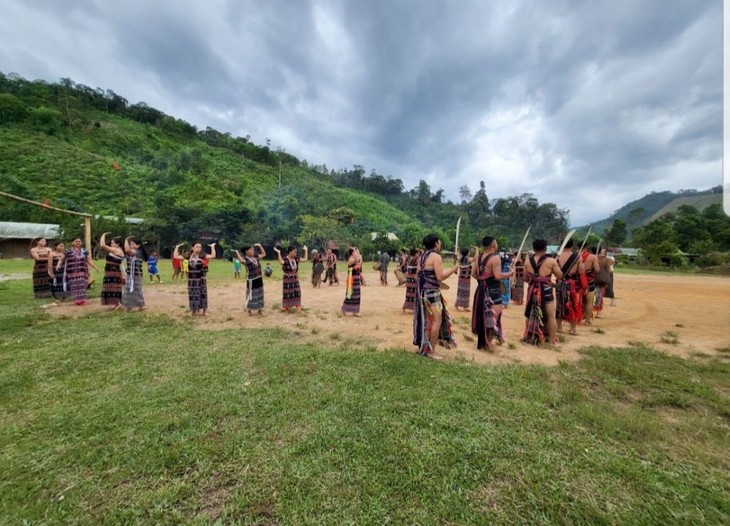 Tung tung da dá, traditional dance of the Co Tu