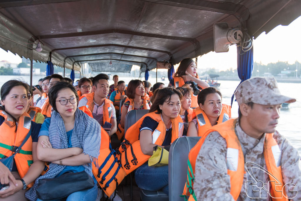 The delegation visits Cai Rang Floating Market