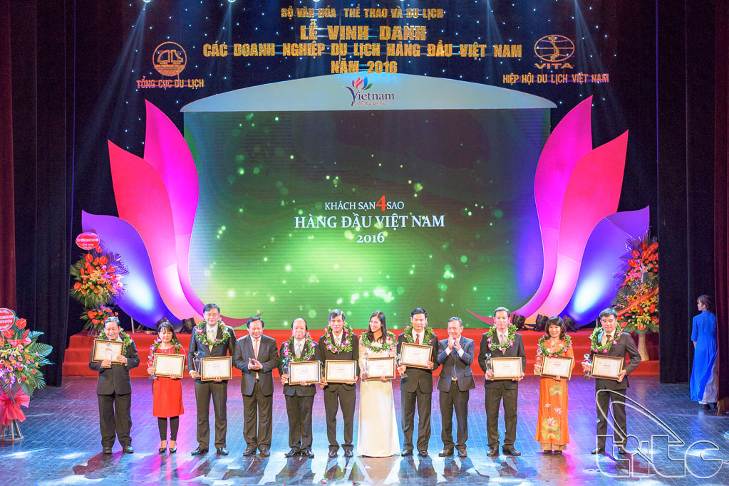 Director General of VNAT Nguyen Van Tuan and Chairman of VITA Nguyen Huu Tho award to 4-star hotels