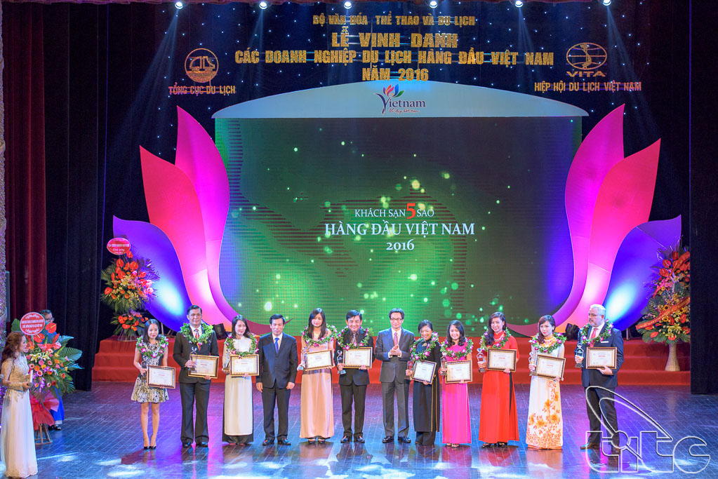 Deputy Prime Minister Vu Duc Dam and Minister Nguyen Ngoc Thien award to 5-star hotels