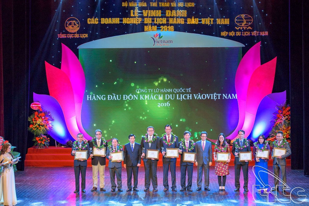 Deputy Prime Minister Vu Duc Dam and Minister Nguyen Ngoc Thien award to inbound tour operators