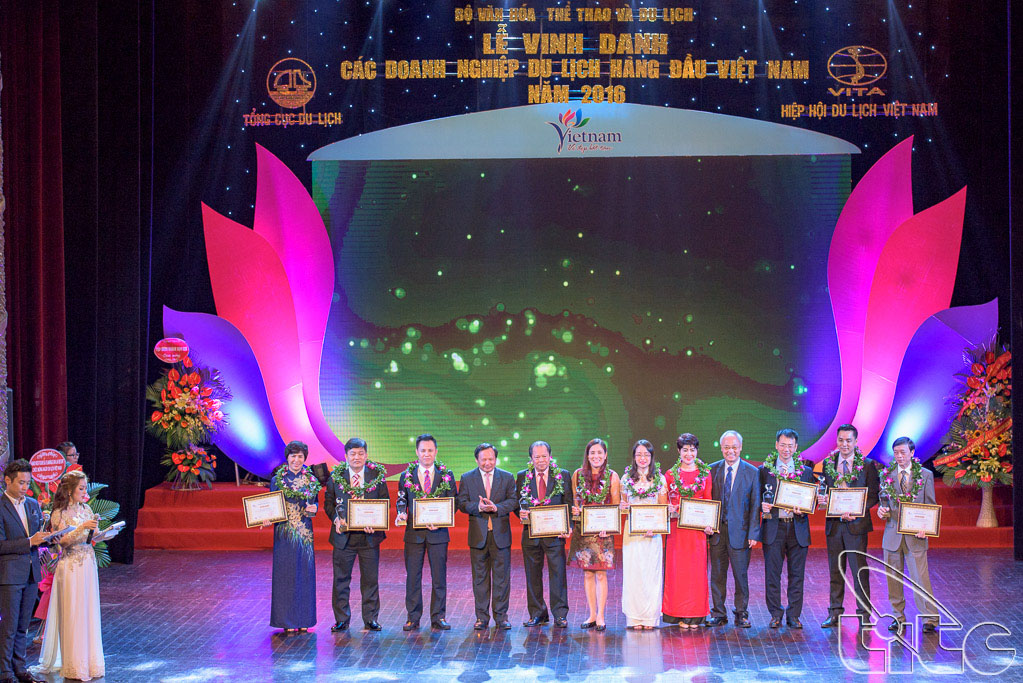 Director General of VNAT Nguyen Van Tuan and Vice Chairman of VITA Vu The Binh award to outbound tour operators