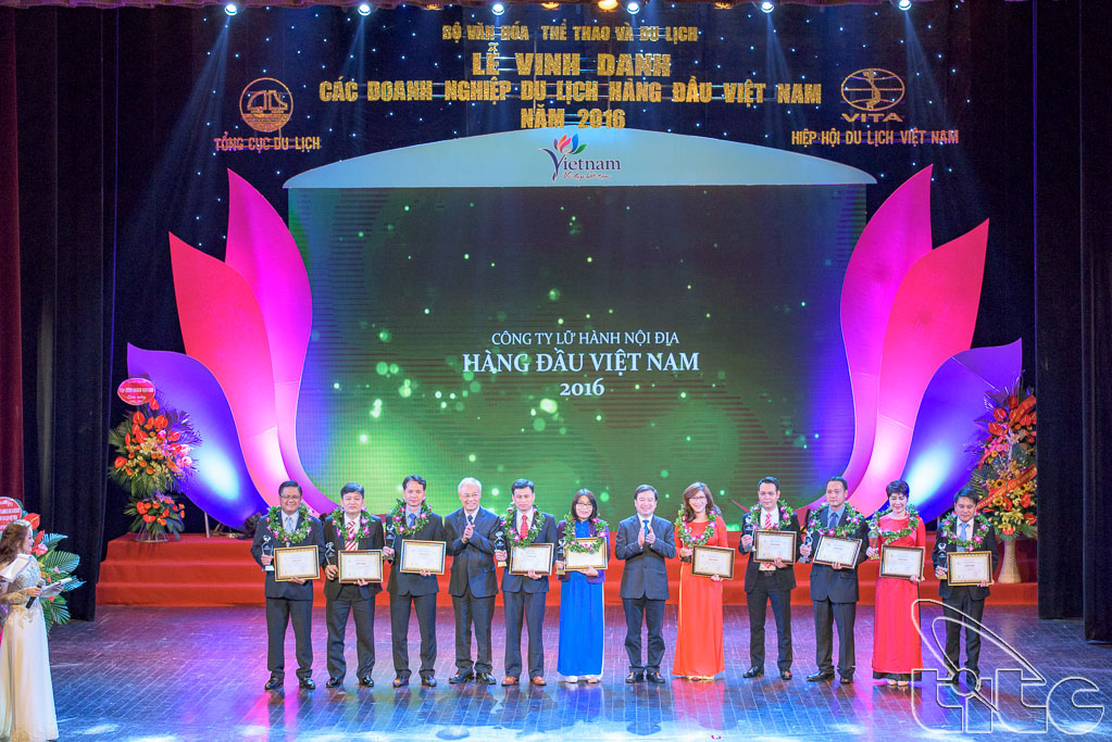 Deputy Director General of VNAT Ha Van Sieu and Vice Chairman of VITA Vu The Binh award to domestic tour operators