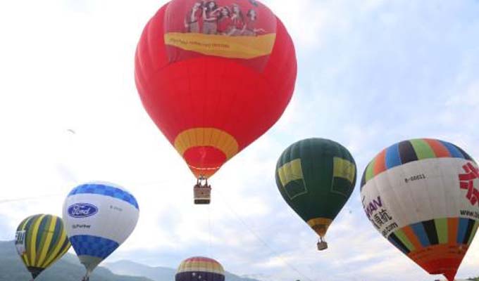 越捷航空公司在木州县举行热气球体验活动