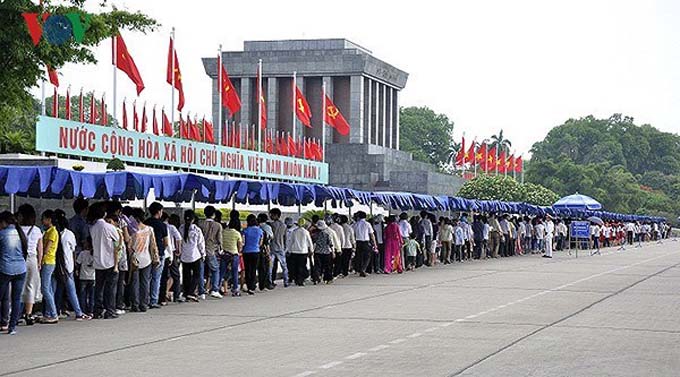 国庆假期前来拜谒胡志明主席陵游客达3.86万多人次