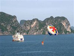 Letâ€™s fly over Ha Long Bay with parachute-pulled canoe