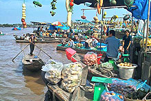 Visiting Nga Nam floating market in Soc Trang