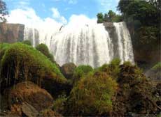 Elephant Waterfall â€“ the imposing beauty with a blend of stable and gentle