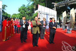 Departure ceremony of planting the flag of â€œ1000 years of Thang Long - Hanoiâ€ on peak Fansipan