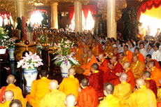 Buddhists show gratitude to ancestors 