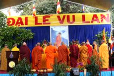 Over 10,000 Buddhist monks, followers attend Vu Lan festival  