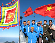 Mountain-climbers to plant Hanoiâ€™s 1,000th birthday flag on Fansipan 