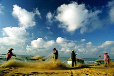Photographers and fishermen share real life in Mui Da Beach