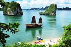 Luxury Travel Vietnam uses high-end junk boats and recommends cruise options in Halong Bay