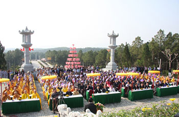Great festival to pray for â€œpeace country â€“ happy peopleâ€ in Huyen Tran Culture Center